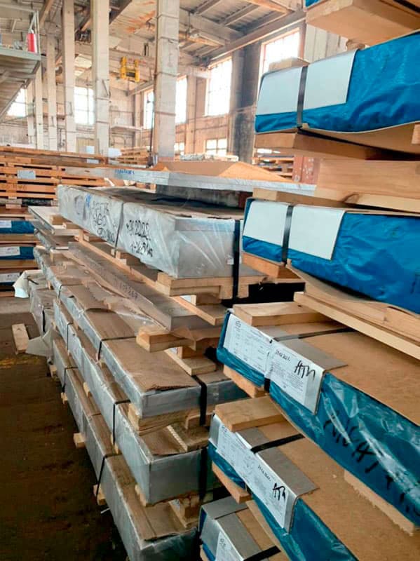 Алюминиевые листы на складе